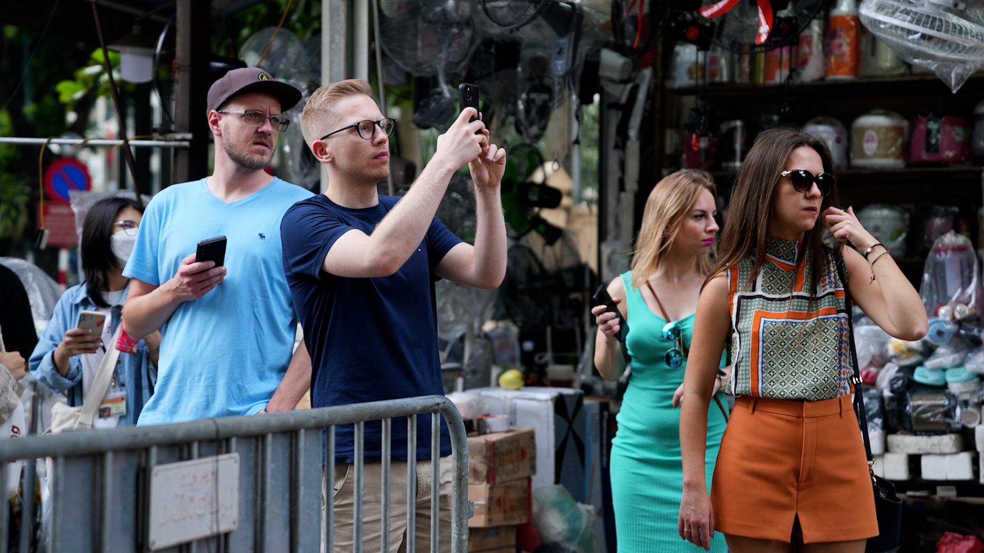 Khach Tay van nuom nuop den pho ca phe duong tau du da dong cua hinh anh