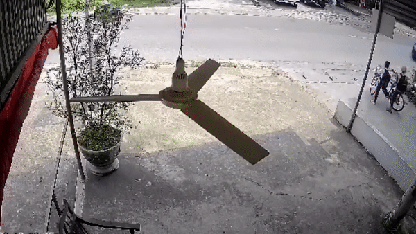 Xe tap lai lao nhu bay vao nha dan, thay day va hoc vien thoat chet hinh anh