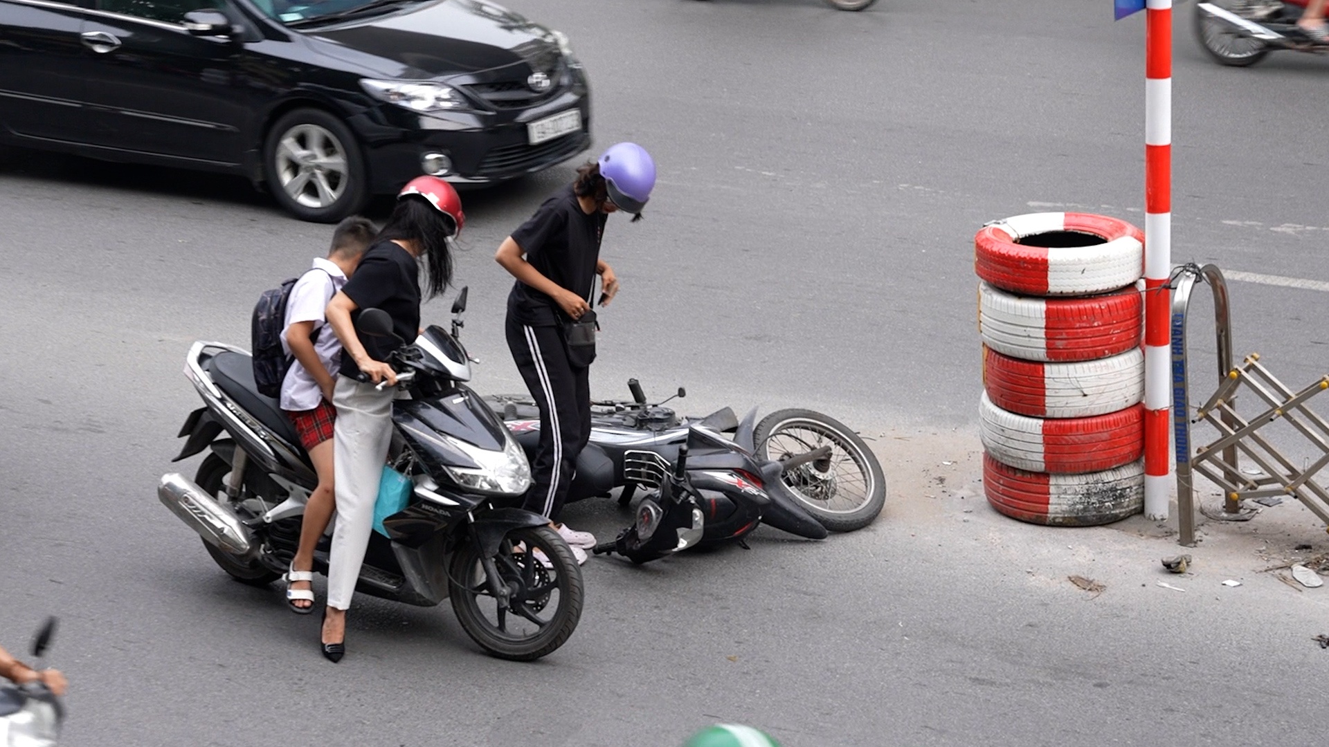 Loi bat cap hai vi dai phan cach cung tren duong Nguyen Trai hinh anh