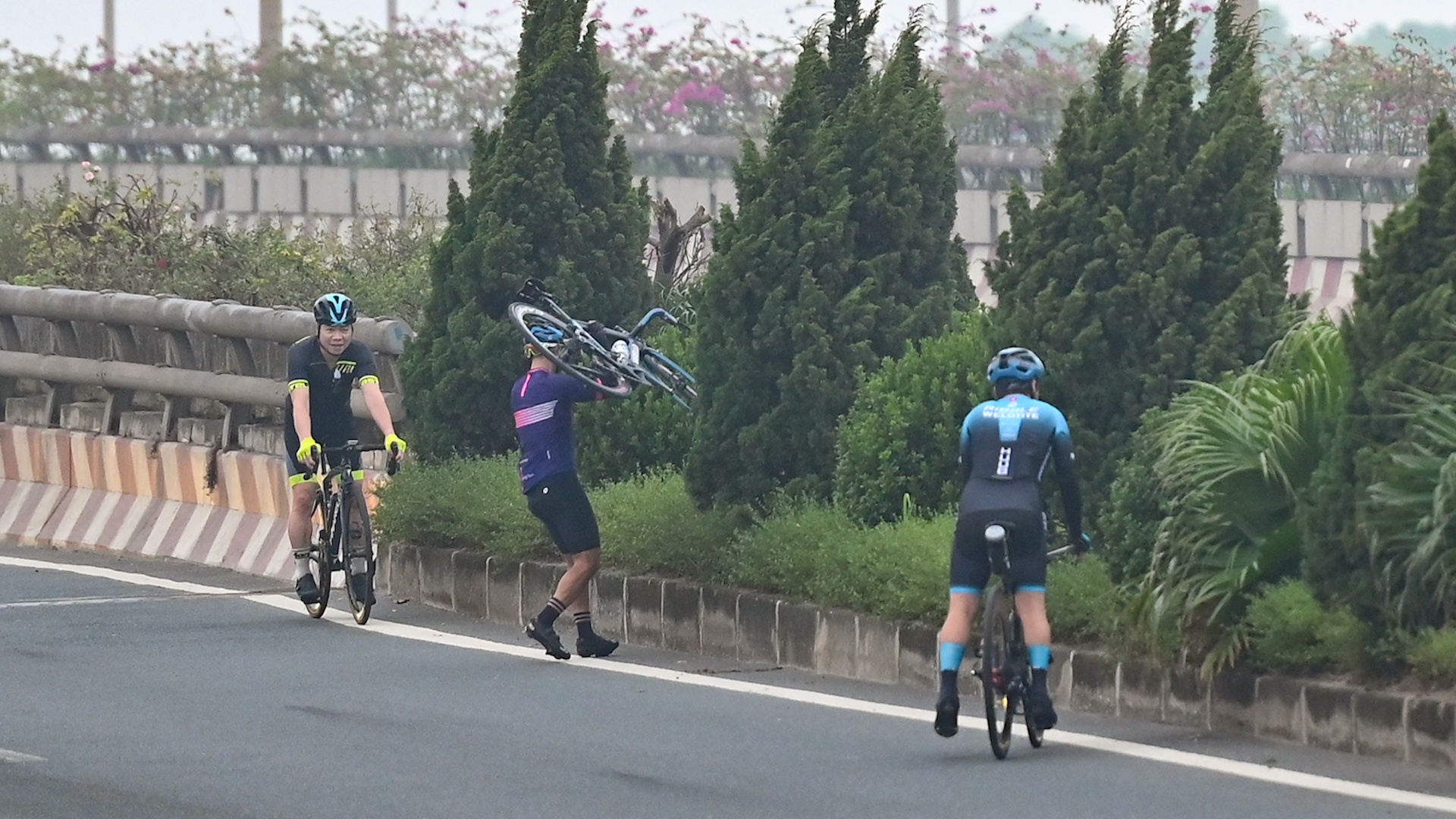 Dua nhau vac xe dap quay dau giua cao toc khi thay CSGT ghi hinh hinh anh