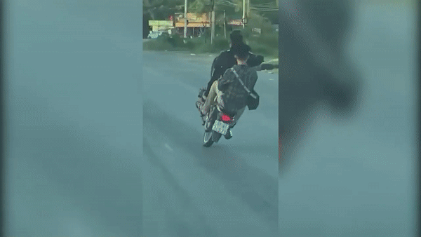 Hai thanh nien lien tuc boc dau, danh vong tren quoc lo hinh anh