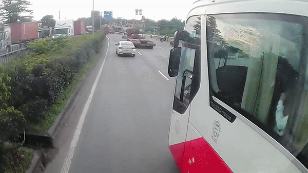 Nhap lan au, oto khach vo ca hang kinh khi va cham voi xe container hinh anh