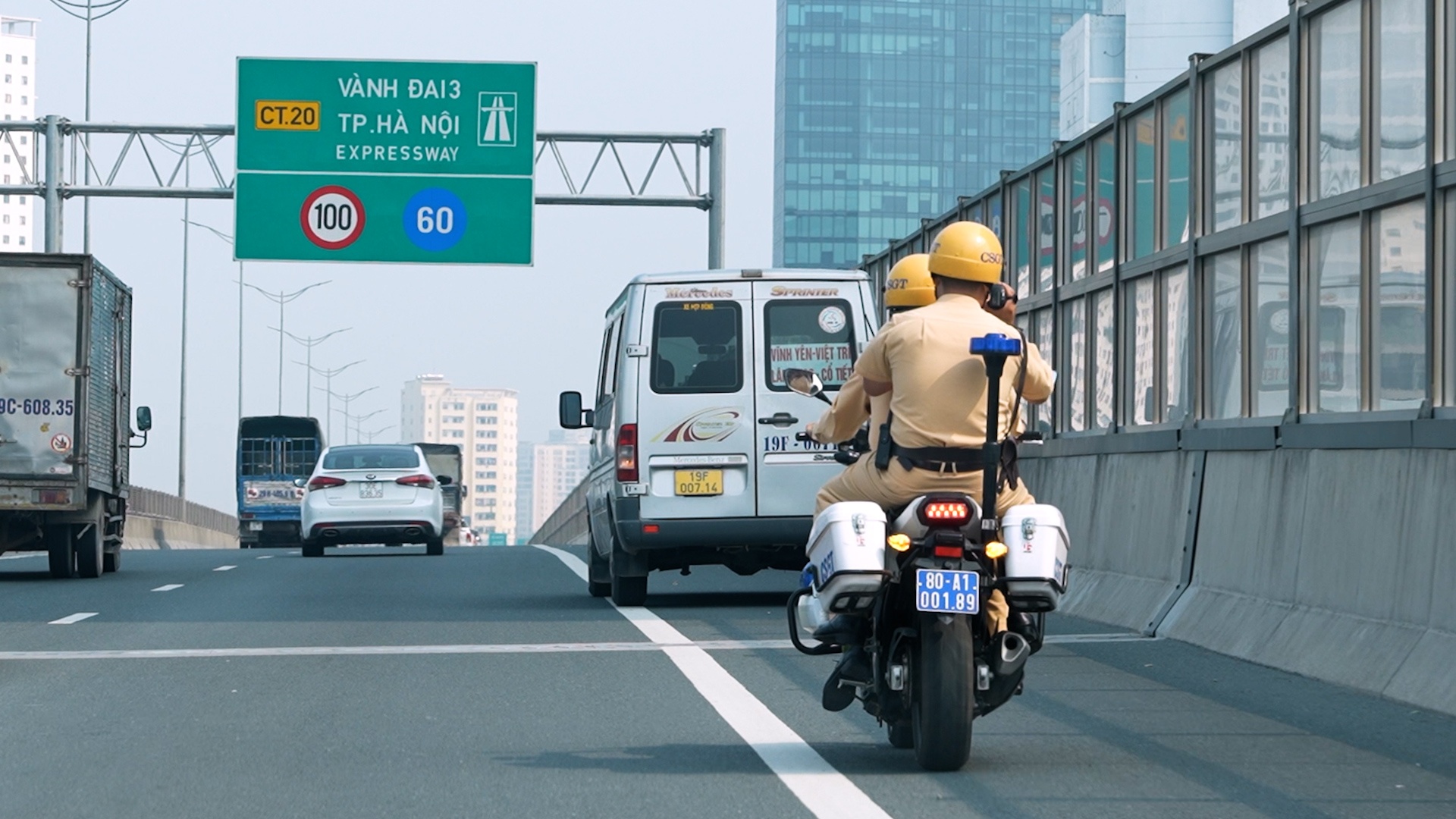CSGT ghi hinh, xu phat xe di vao lan khan cap tren vanh dai 3 hinh anh