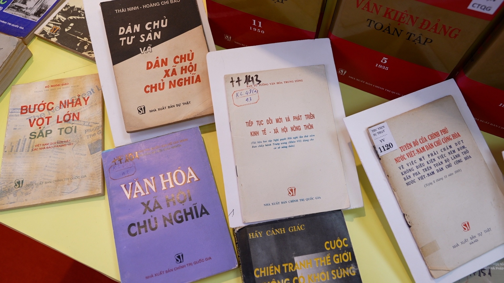 Trien lam sach 70 nam ngay truyen thong nganh Xuat ban hinh anh