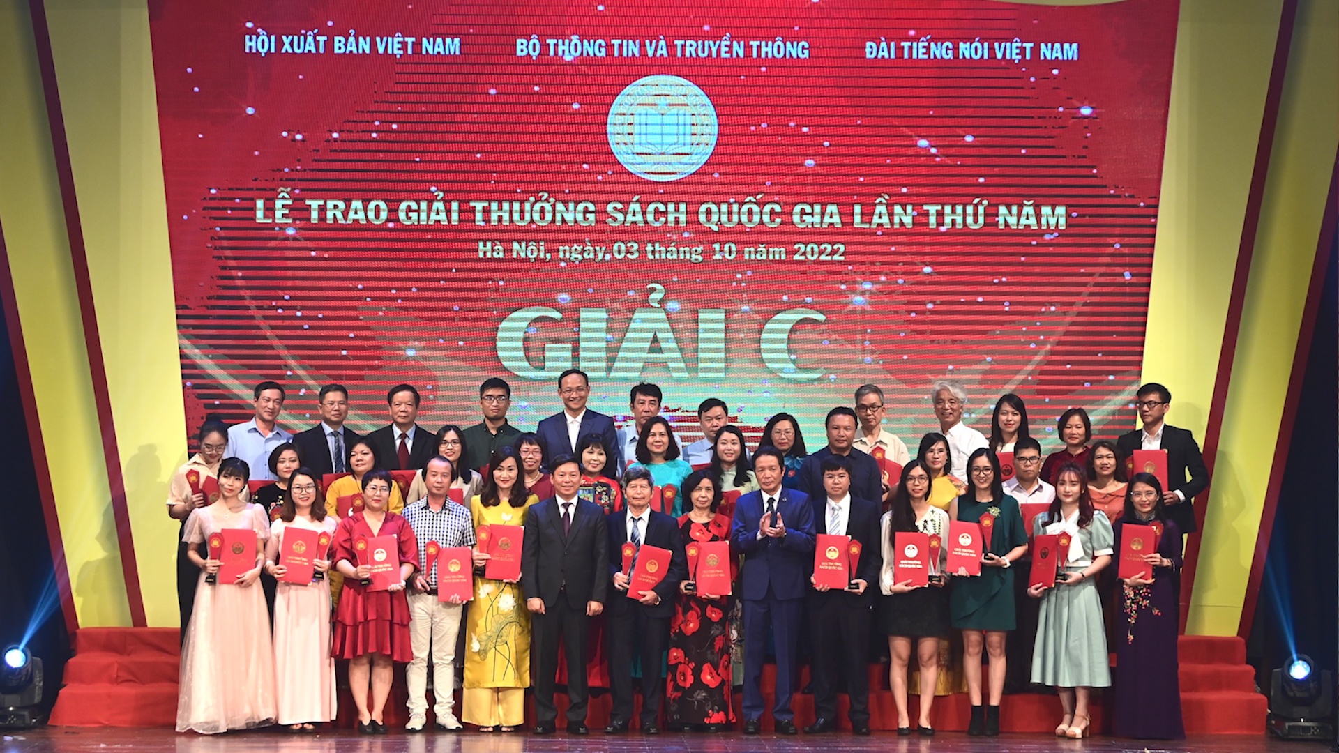 16 tac pham nhan giai C Giai thuong Sach quoc gia hinh anh