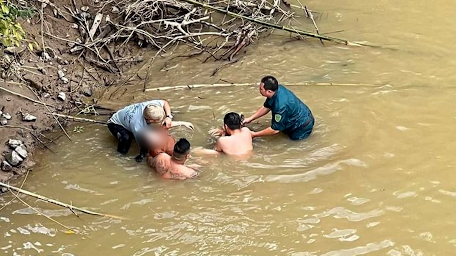 Nam thanh nien boi ra giua song cuu nguoi phu nu tu tu hinh anh