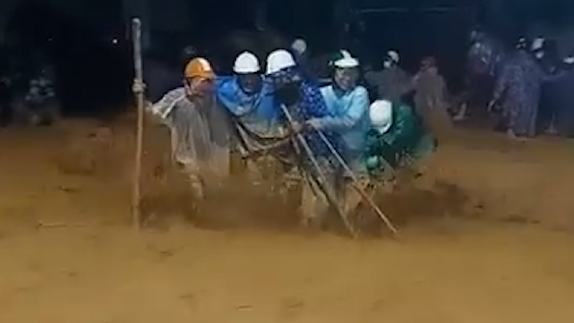 Nguoi dan Da Nang cuu nhau giua dong lu hinh anh