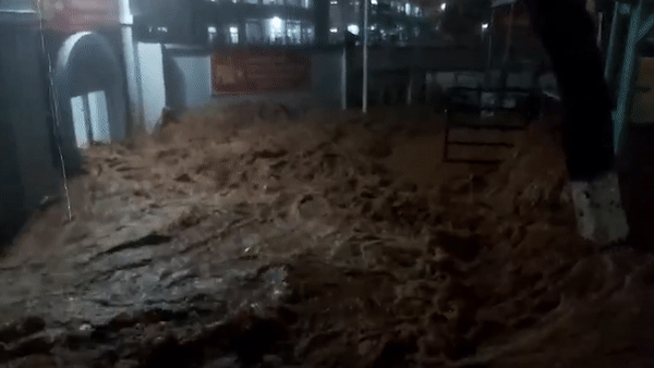 Nuoc lu chay xiet giua TP Da Nang, cuon troi ca nguoi va xe hinh anh