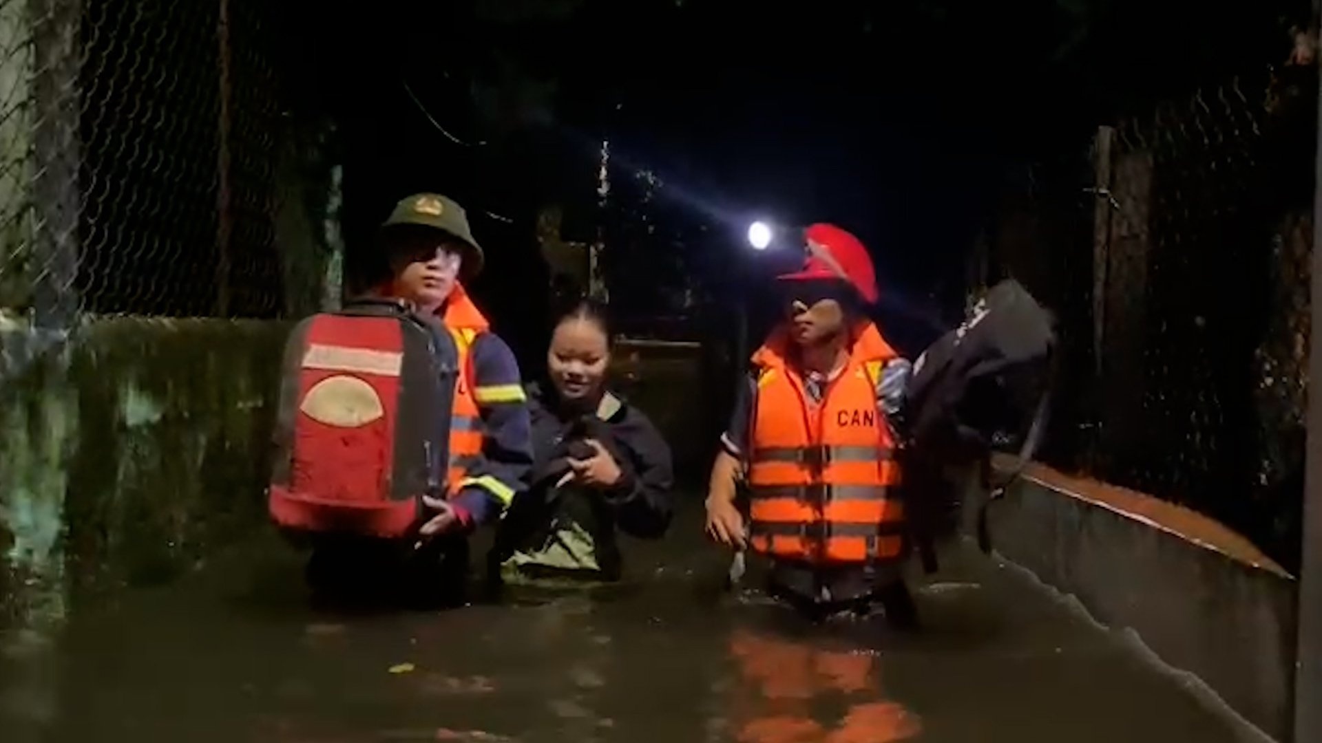 Canh sat dac nhiem trang dem dua nguoi dan di tranh lu hinh anh