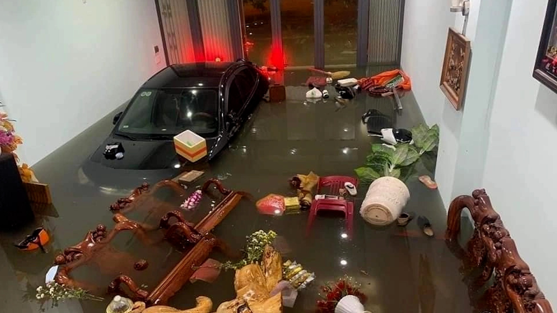 Cac tinh mien Trung tan hoang, do dac nguoi dan bi cuon theo mua lu hinh anh