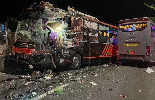 Bon xe khach giuong nam tong lien hoan, nhieu nguoi bi thuong hinh anh