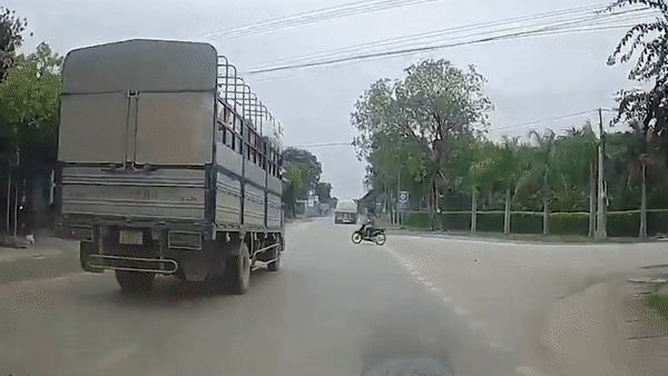 Sang duong au, nguoi di xe may suyt bi xe tai tong trung hinh anh