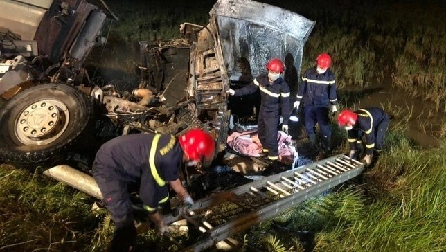 Xe tai dam nhau roi boc chay, hai nguoi tu vong trong cabin hinh anh