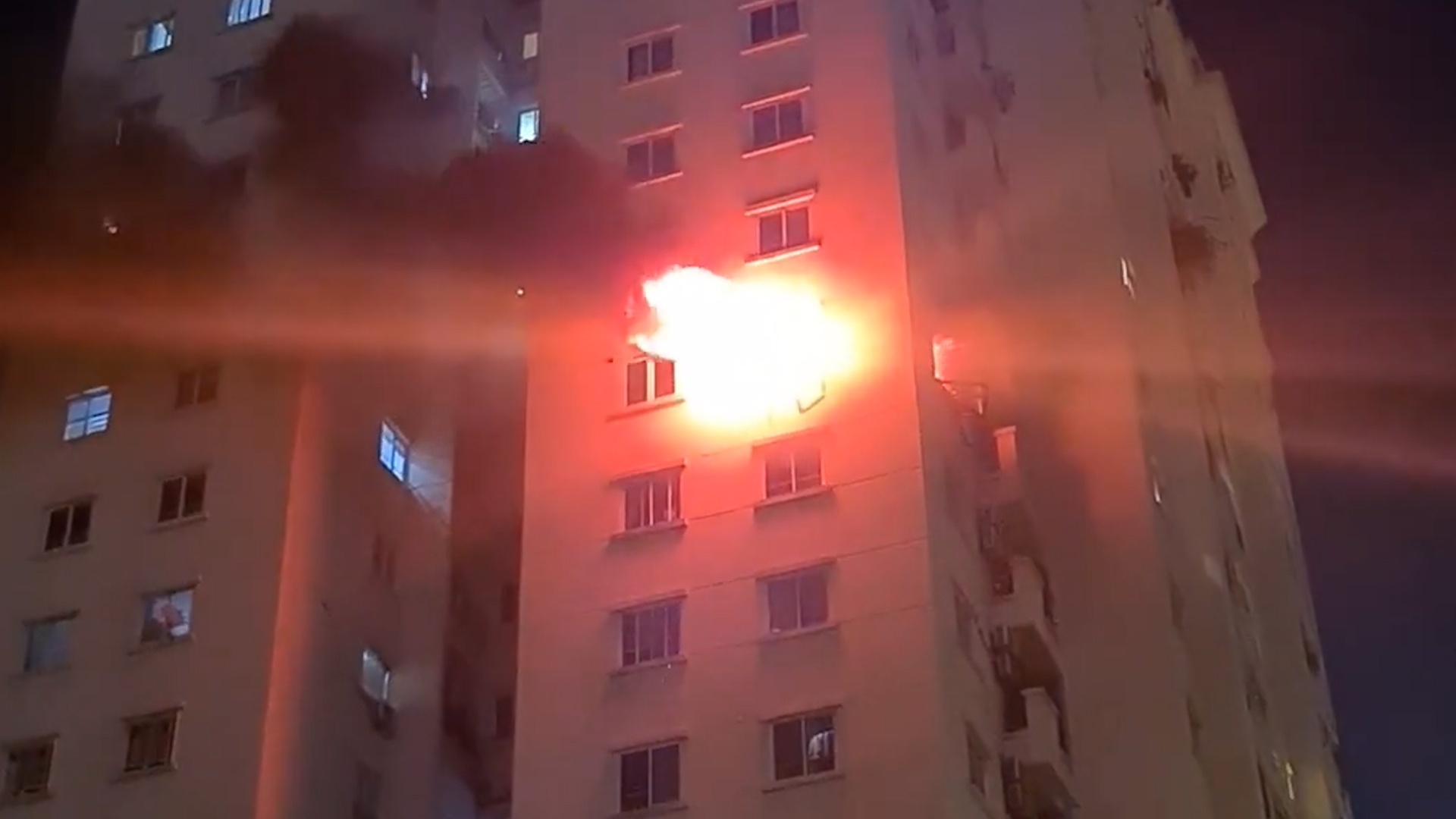 Lua boc chay ngun ngut tu can ho chung cu o Ha Noi hinh anh