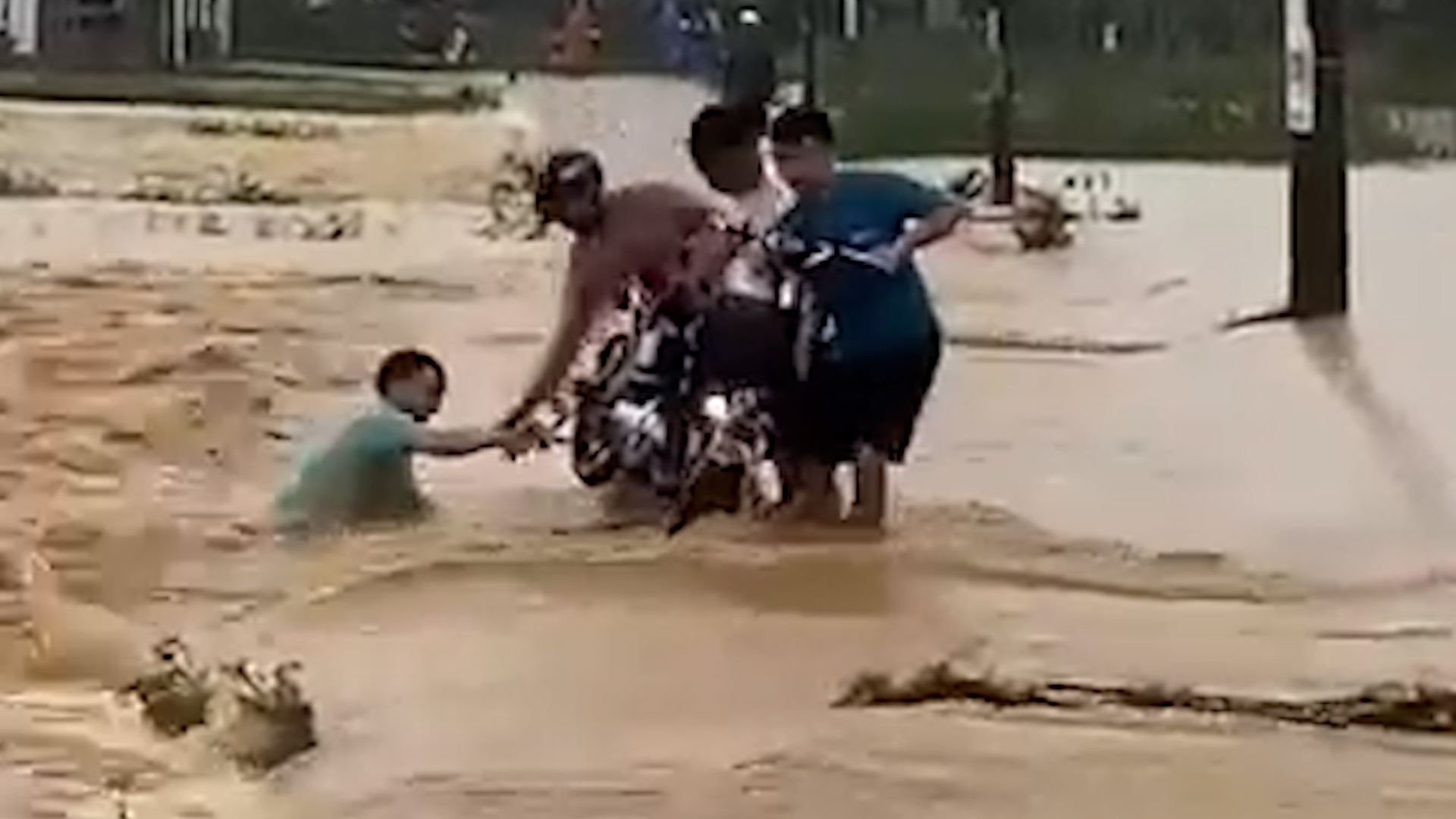 Cuu nguoi dan ong bi lu cuon o Da Nang hinh anh