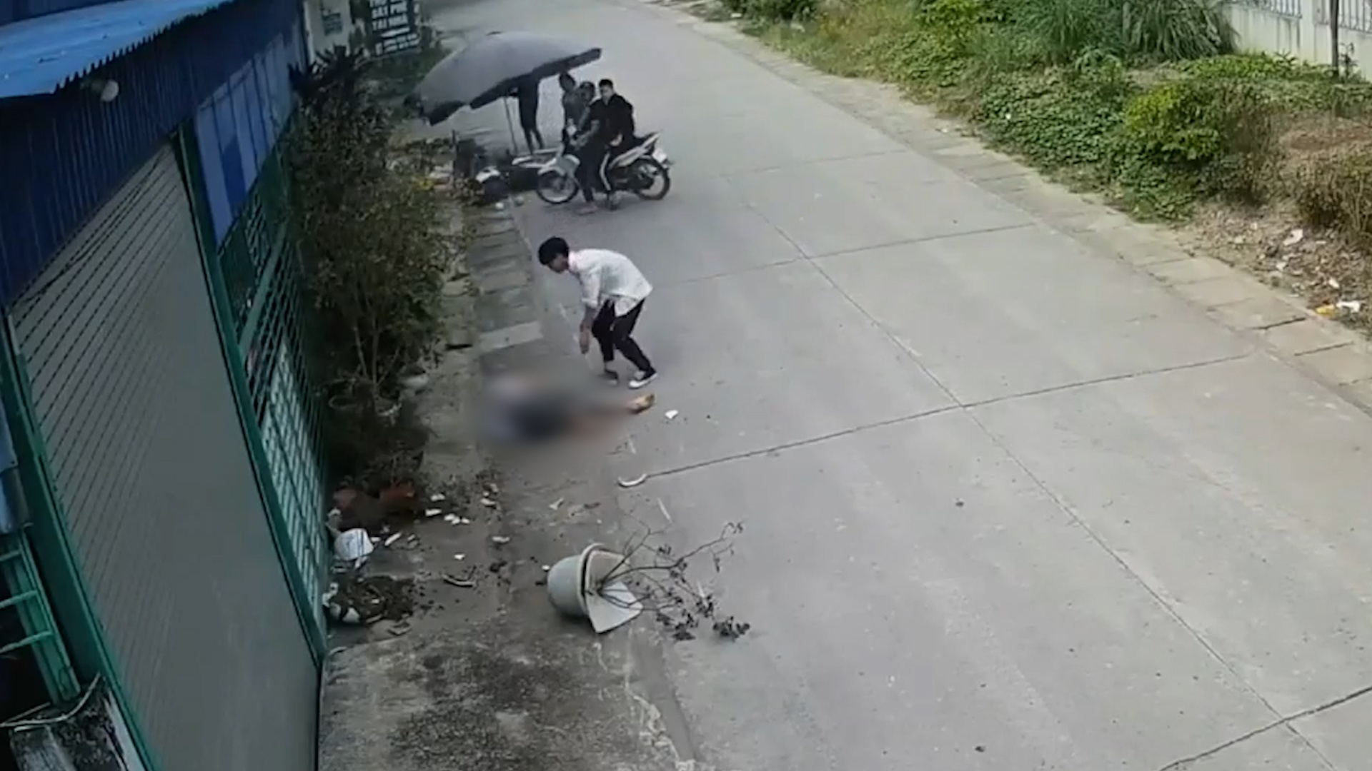 Chay xe toc do cao, thanh nien tong vao chau cay ven duong roi tu vong hinh anh