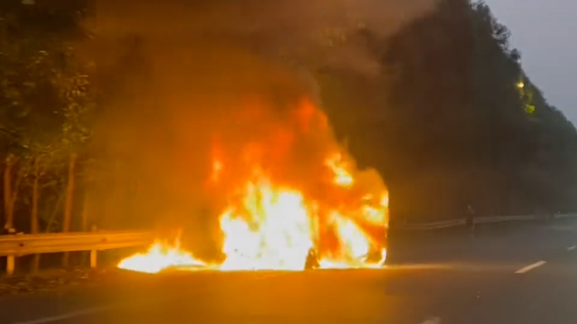 Khoanh khac xe Mercedes boc chay ngun ngut tren dai lo Thang Long hinh anh