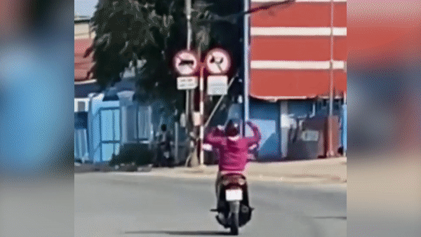 Nguoi phu nu buong hai tay, lang lach tren quoc lo o Binh Duong hinh anh