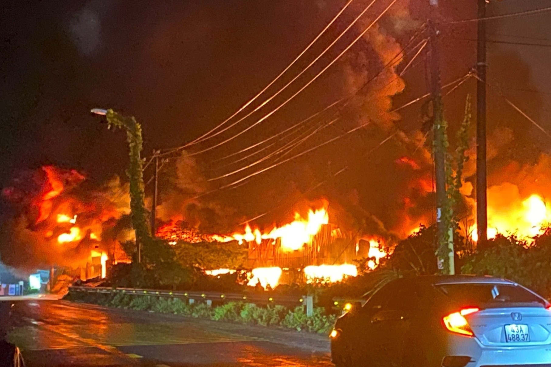 Hon 100 canh sat PCCC dap lua kho phe lieu chay ngun ngut o Da Nang hinh anh