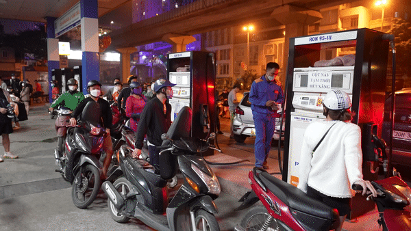 Cay xang dong cua dot ngot khi nguoi dan dang xep hang luc nua dem hinh anh