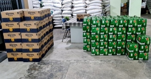 Xe khach cho 7.000 chai bia ngoai khong co hoa don hinh anh