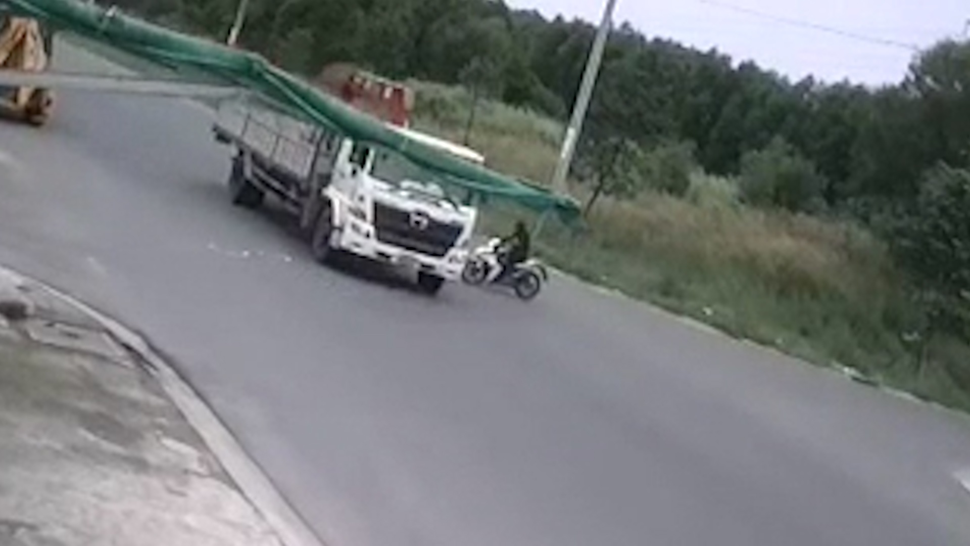 Phong nhu bay qua nga tu, nam thanh nien lao thang vao xe tai hinh anh