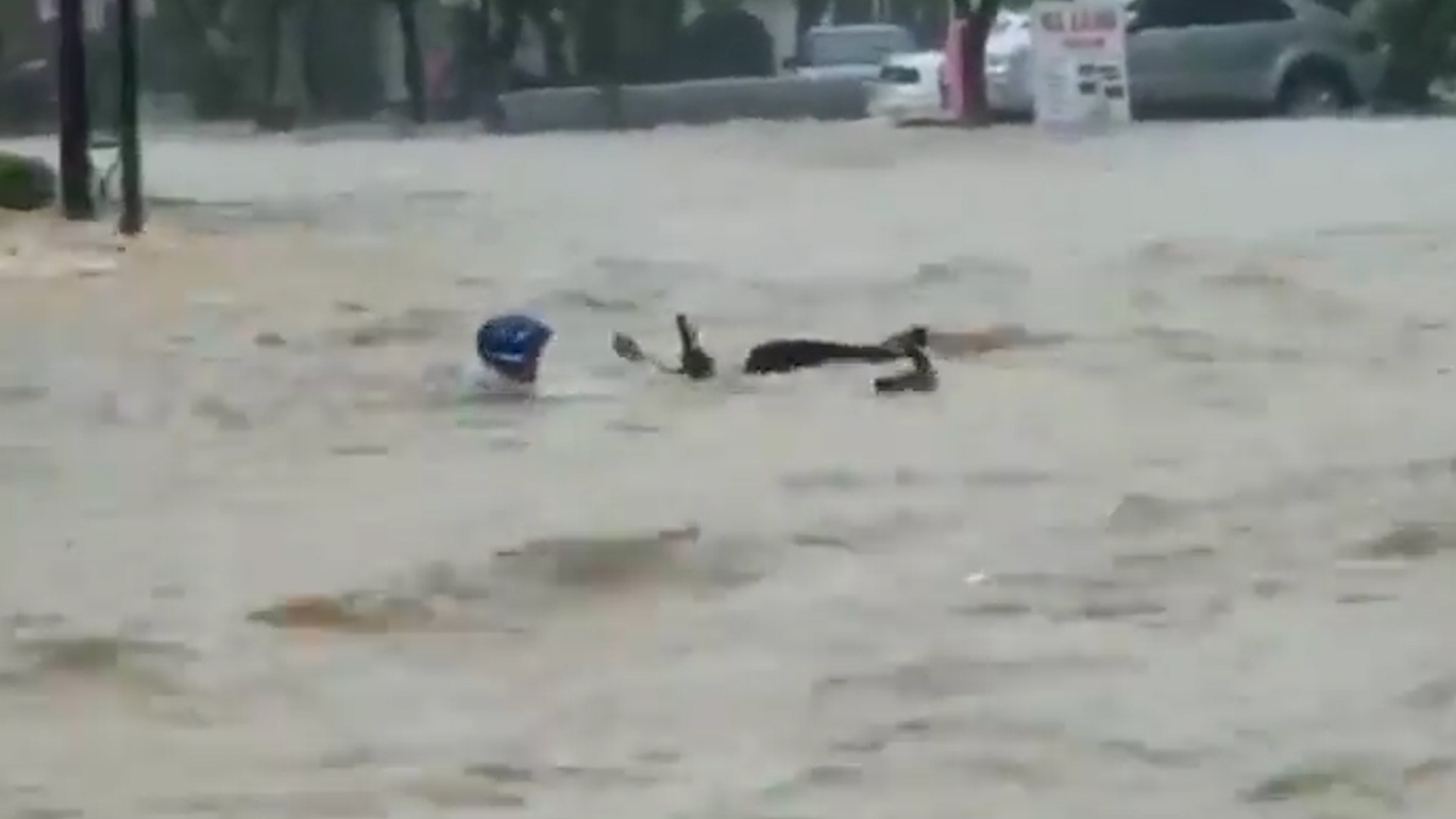 Nuoc lu cuon troi nguoi va xe o Quy Nhon hinh anh