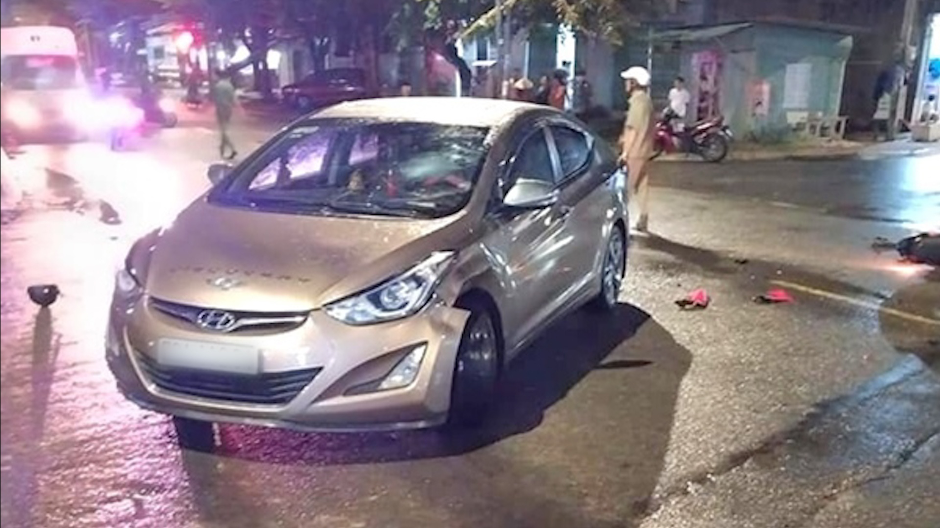 Tai xe oto tang ga can qua nguoi nan nhan, bo chay sau va cham hinh anh