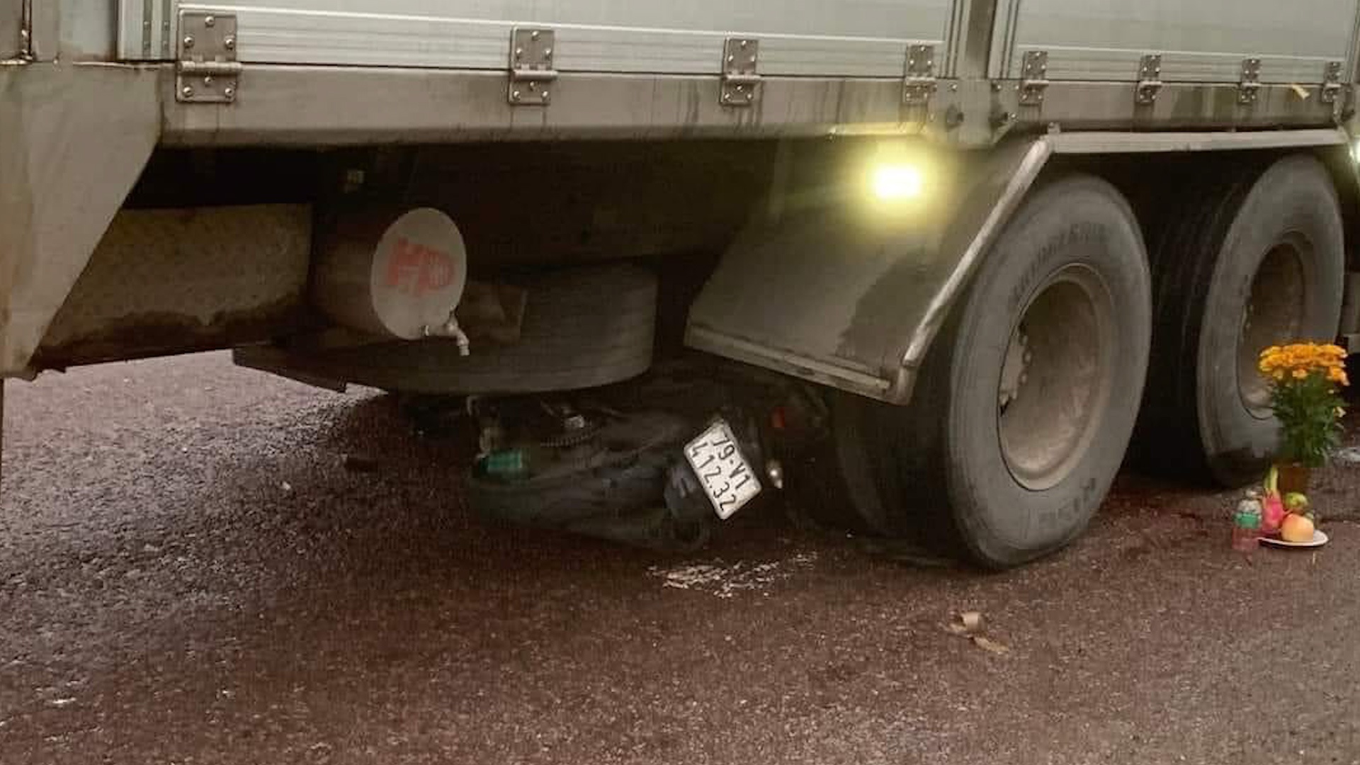 Xe tai lui bat ngo can tu vong 3 me con o Phu Yen hinh anh