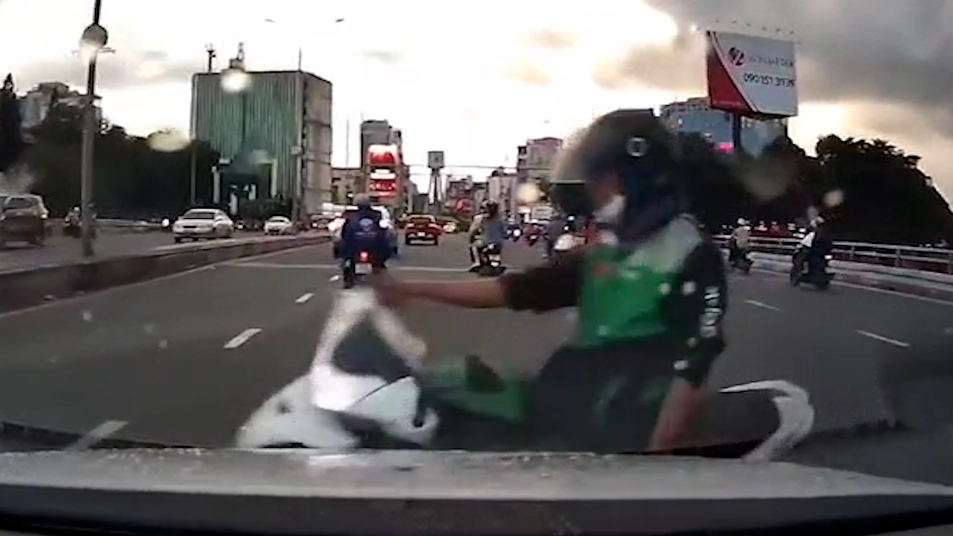 Tai xe xe om cong nghe ngu gat, lao vao oto hinh anh