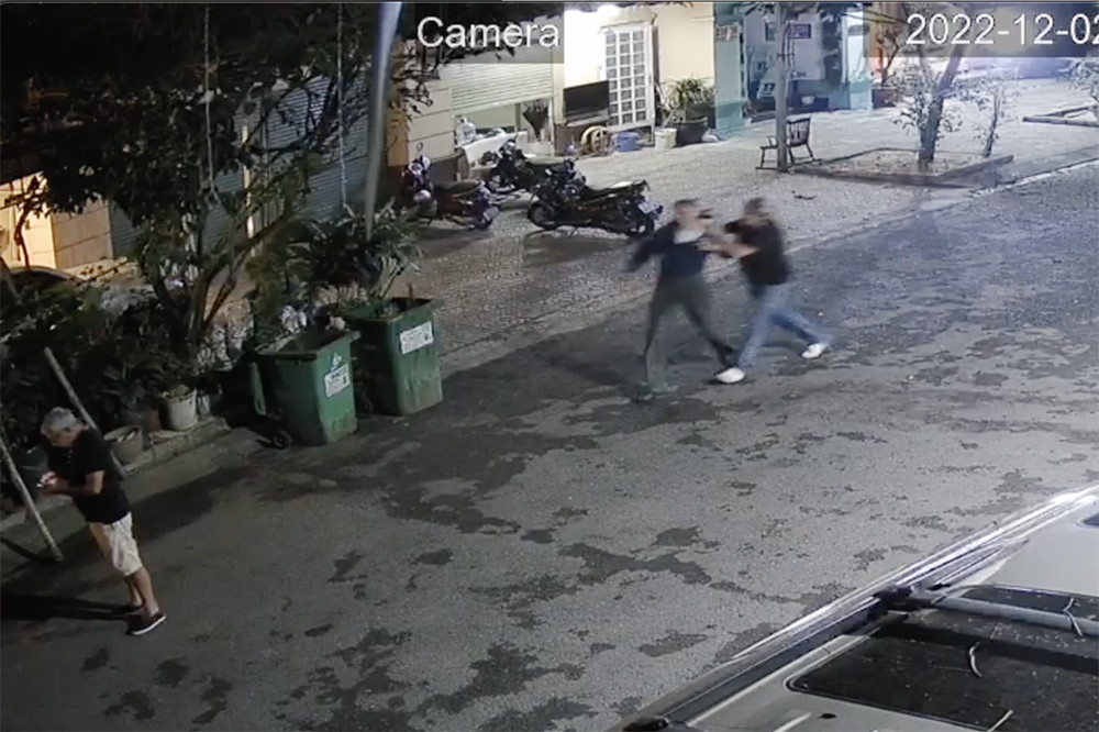 Tong giam doc Benh vien FV bi to cao say xin, danh bao ve hinh anh