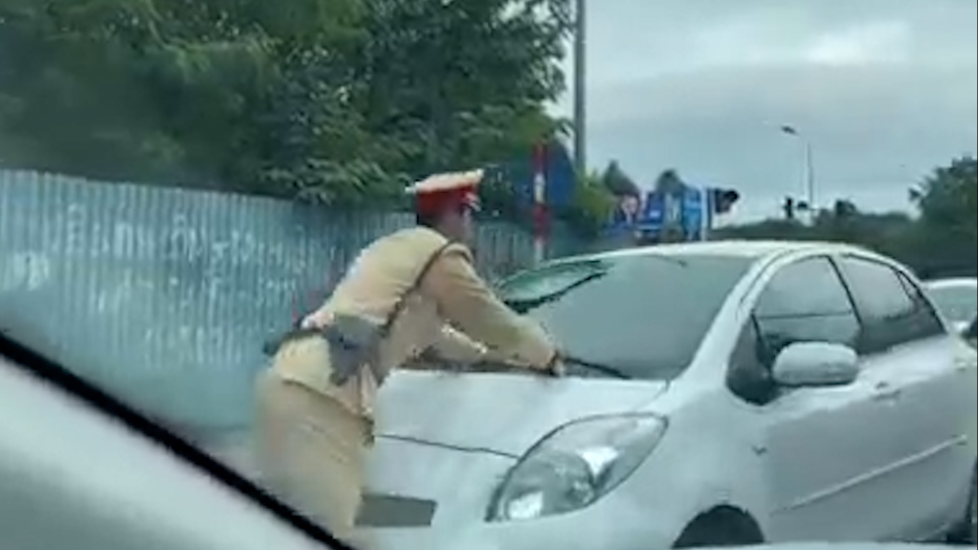 Canh nu tai xe o Ha Noi lao oto vao thieu ta CSGT hinh anh