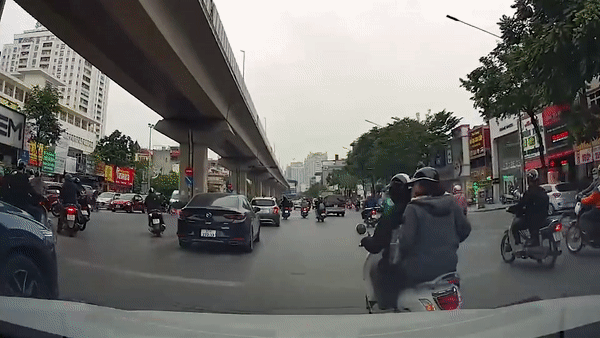 Chuyen lan au, hai co gai di xe may lao vao dau oto hinh anh