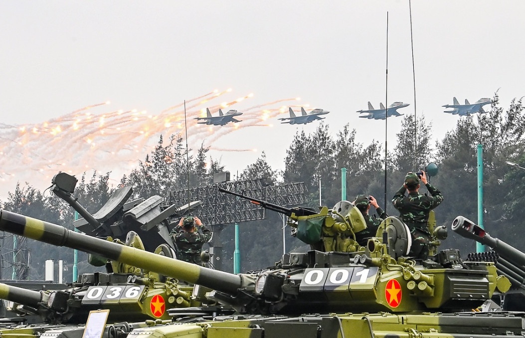 Ngoi thu ghe xe tang, ngam may bay Su30 MK2 tai trien lam quoc phong hinh anh