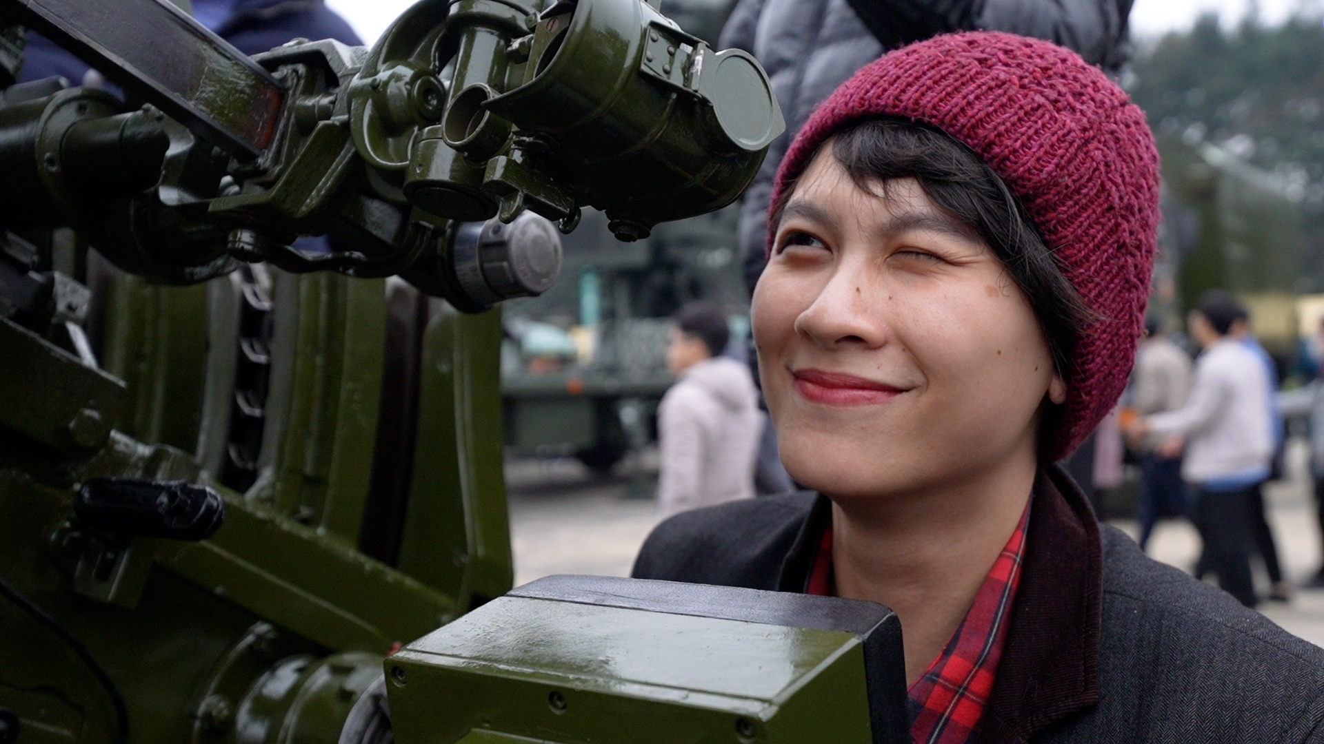 Nguoi dan hao hung thu sung tai trien lam quoc phong hinh anh