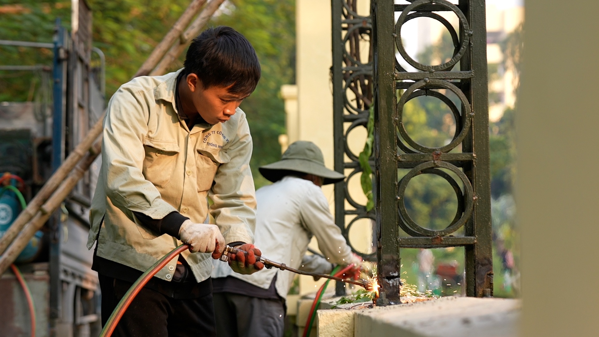 Nguoi Ha Noi vua mung vua lo khi bo hang rao cong vien Thong Nhat hinh anh