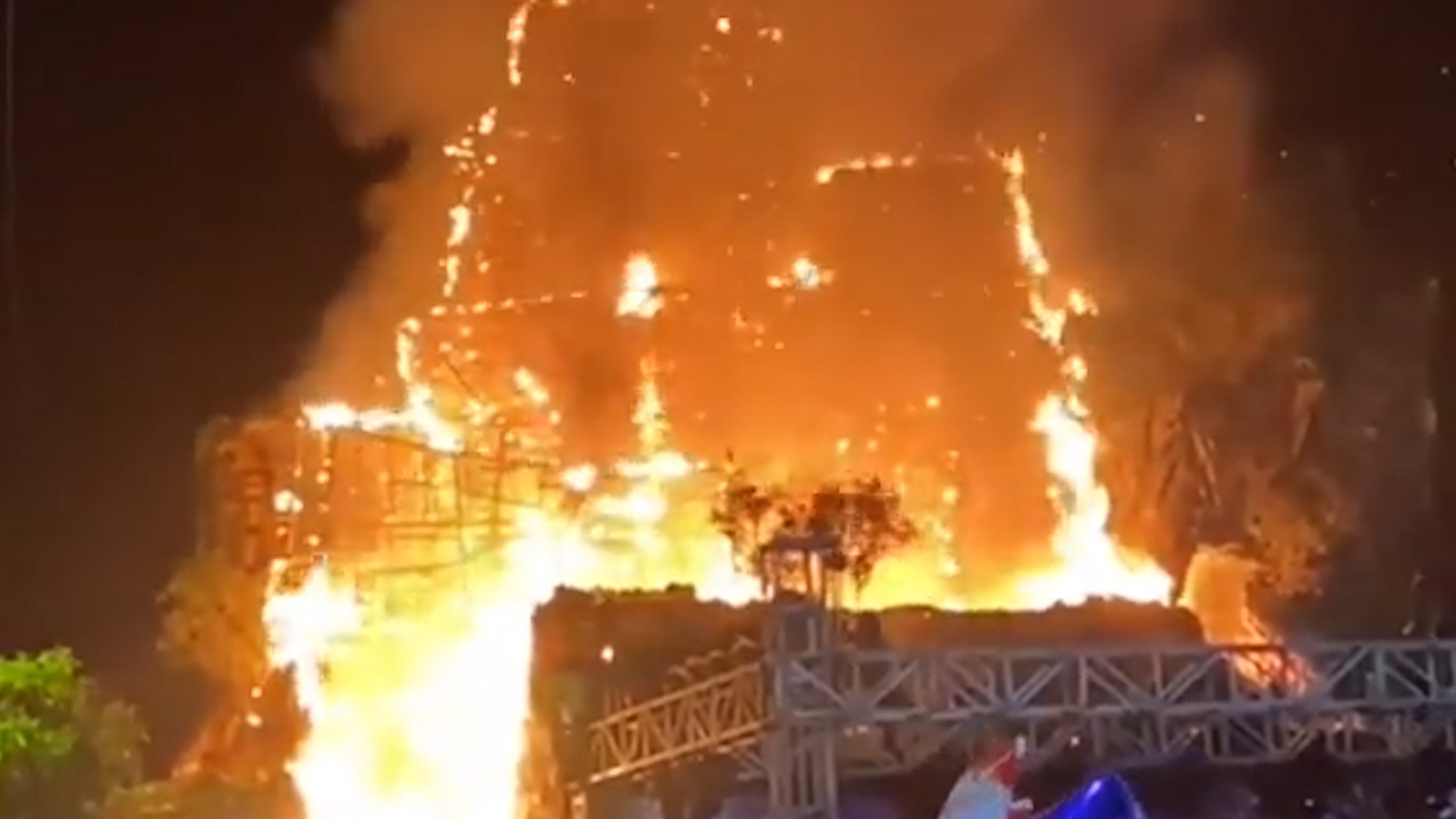 Mo hinh hang da o Ha Tinh boc chay ngun ngut dem Giang sinh hinh anh