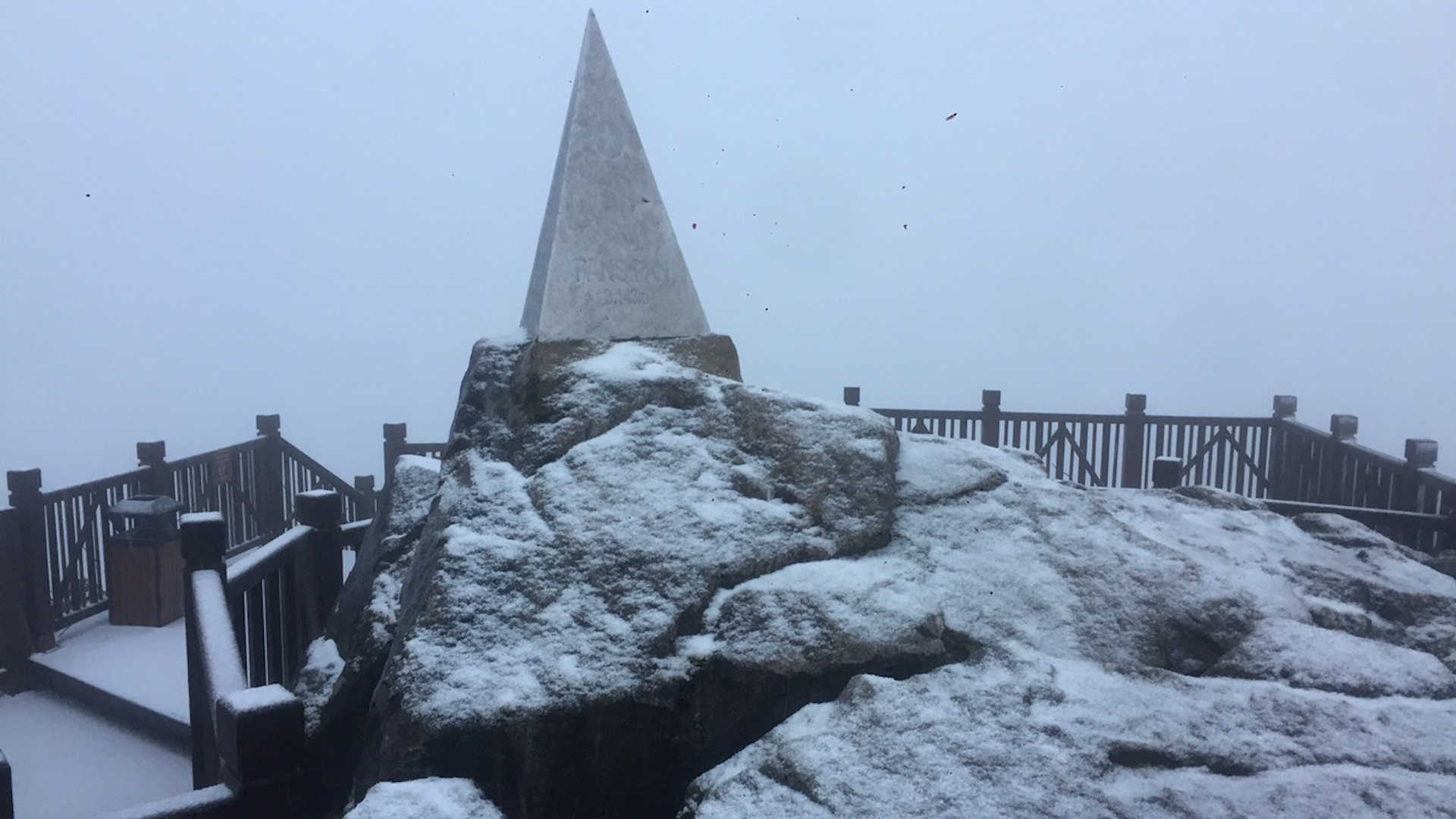 Tuyet phu trang dinh Fansipan hinh anh