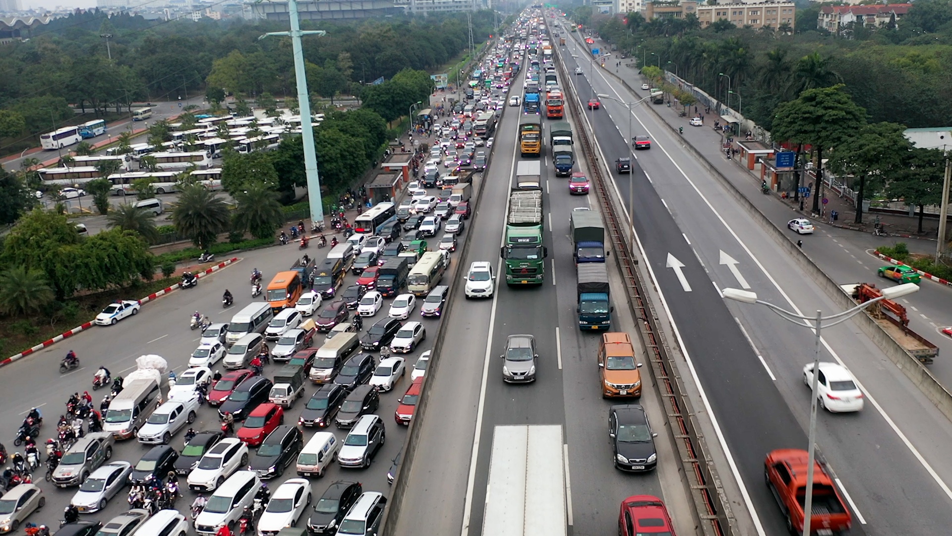 Hang dai oto nam im tren vanh dai 3 chieu cuoi nam hinh anh