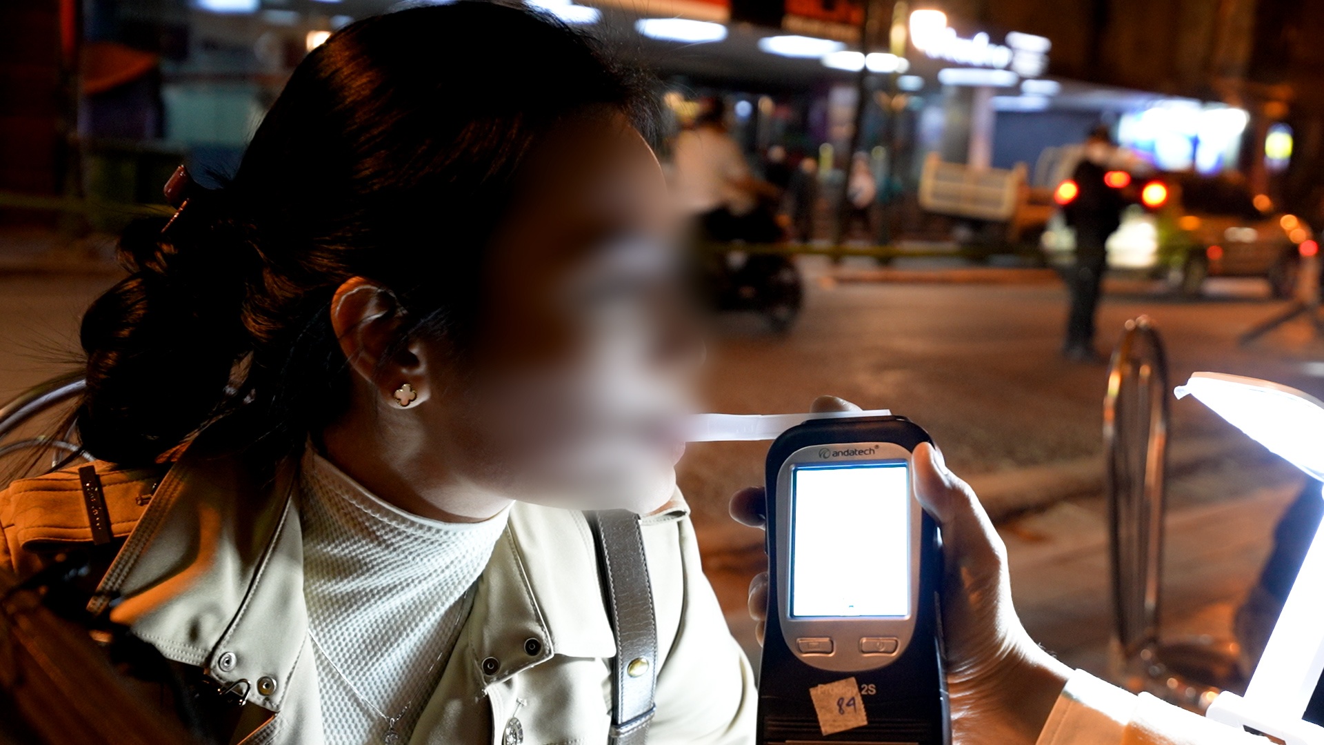 CSGT kiem tra nong do con voi nhieu nguoi du tiec tat nien hinh anh