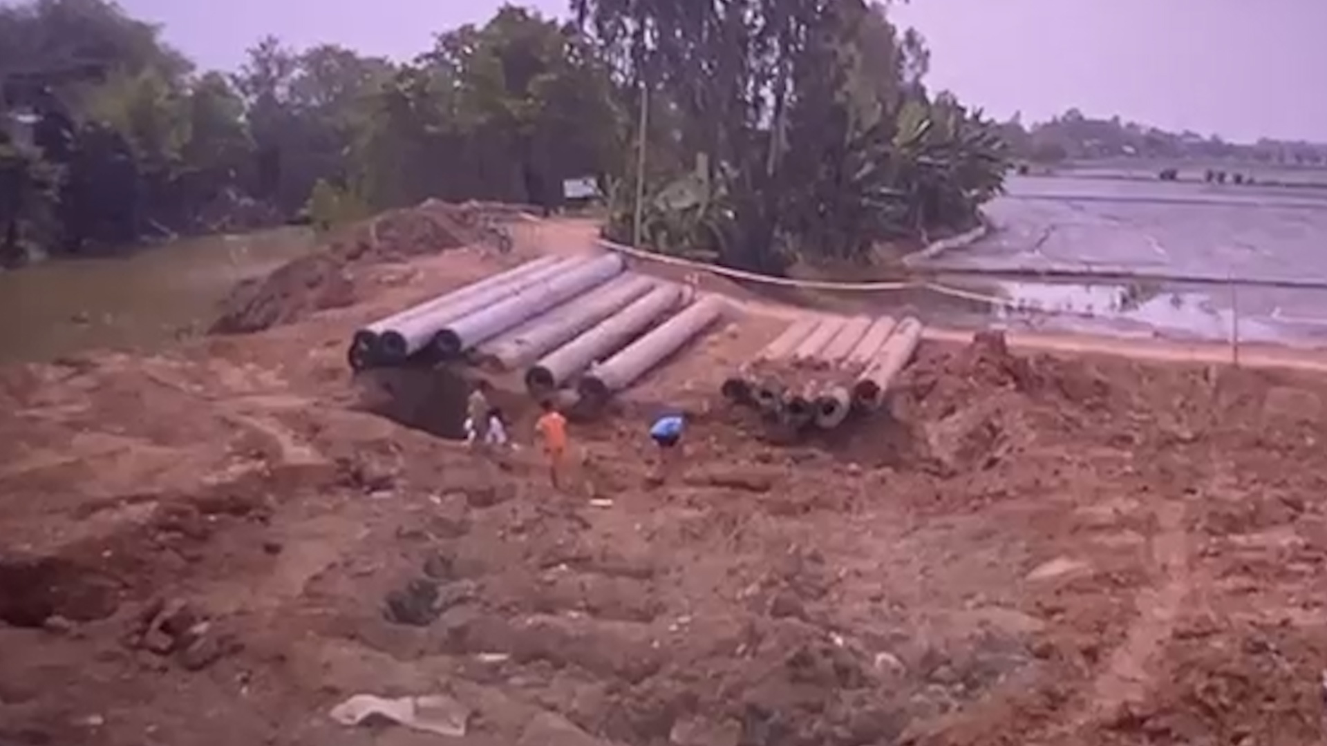 Khoanh khac be trai 10 tuoi roi vao ong coc be tong o Dong Thap hinh anh