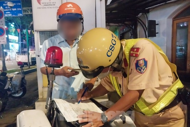 Uong 2 lon bia, nam thanh nien o TP.HCM bi phat kich khung hinh anh