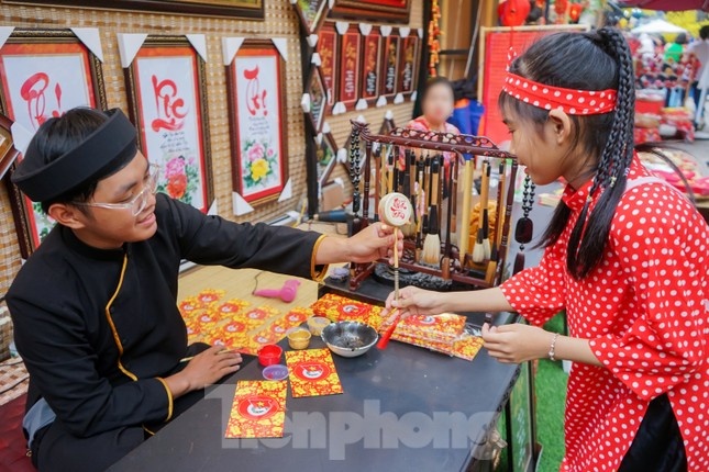 Cac ong do 9X tro tai cho chu, ve tranh Tet o TP. HCM hinh anh