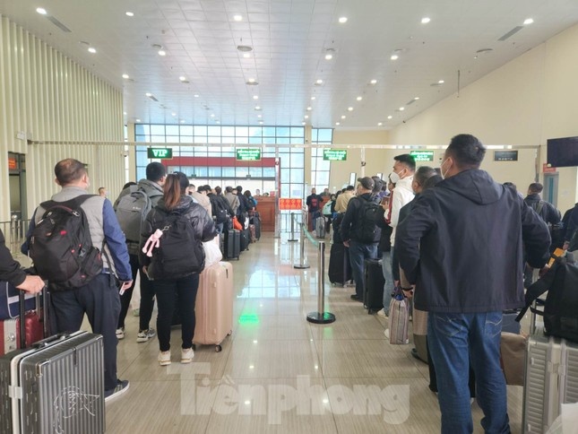 3.000 nguoi Trung Quoc roi Viet Nam sau 2 tieng mo cua khau Lang Son hinh anh