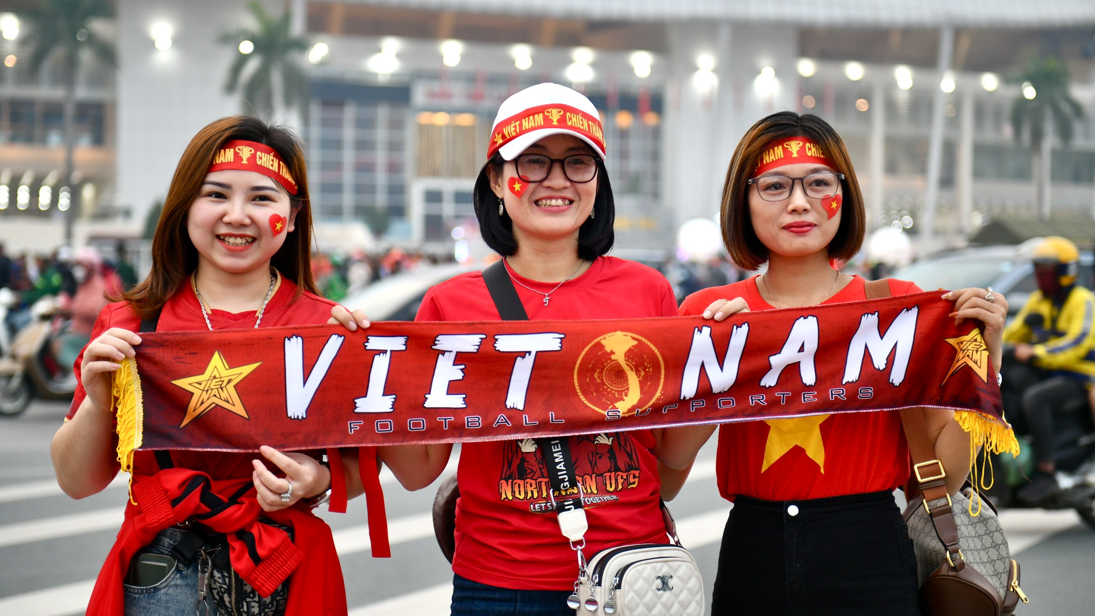 Khong khi le hoi ngoai san My Dinh truoc tran Viet Nam dau Indonesia hinh anh