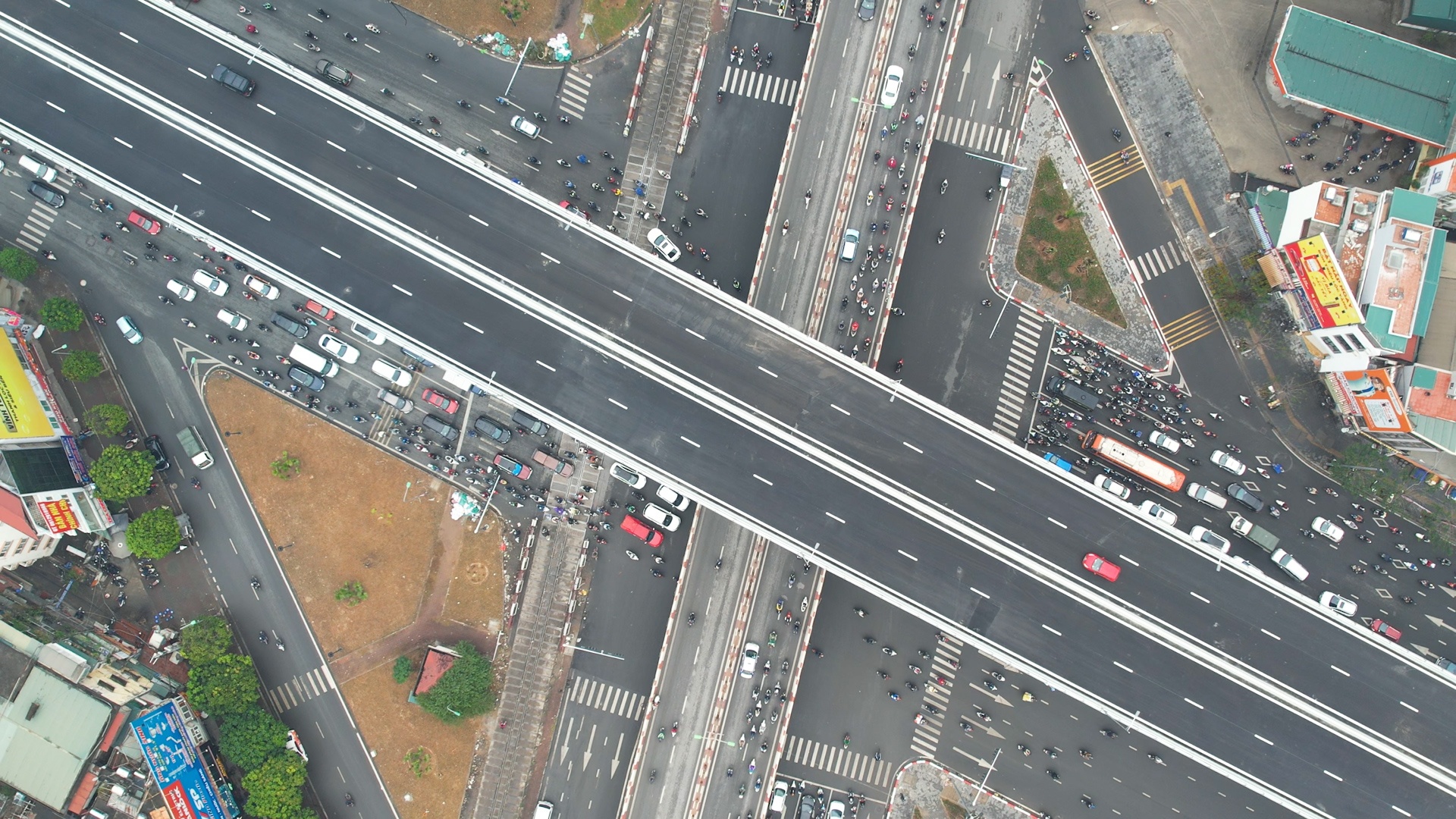 Duong vanh dai 10.000 ty o Ha Noi trong buoi sang thong xe hinh anh