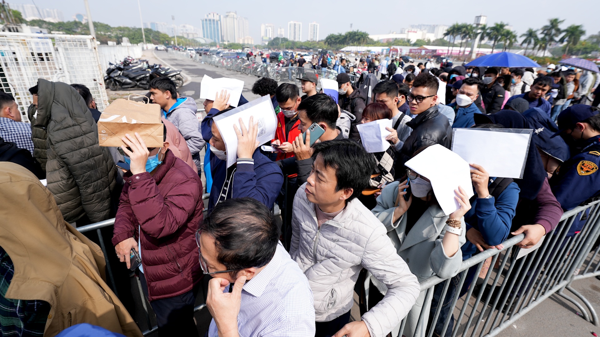 Nguoi dan xep hang nhieu gio de nhan ve cung chung ket AFF Cup hinh anh