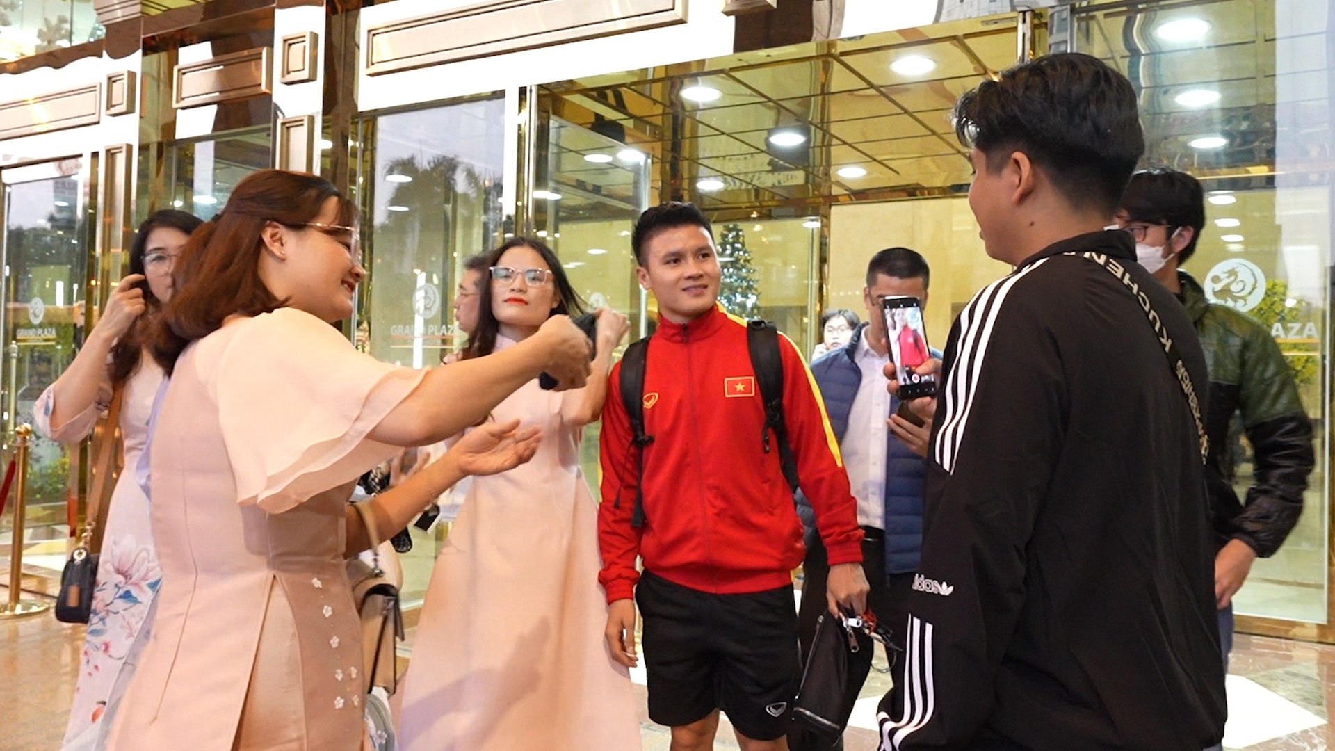 Nguoi ham mo vay quanh Quang Hai truoc khi doi tuyen ra san My Dinh hinh anh