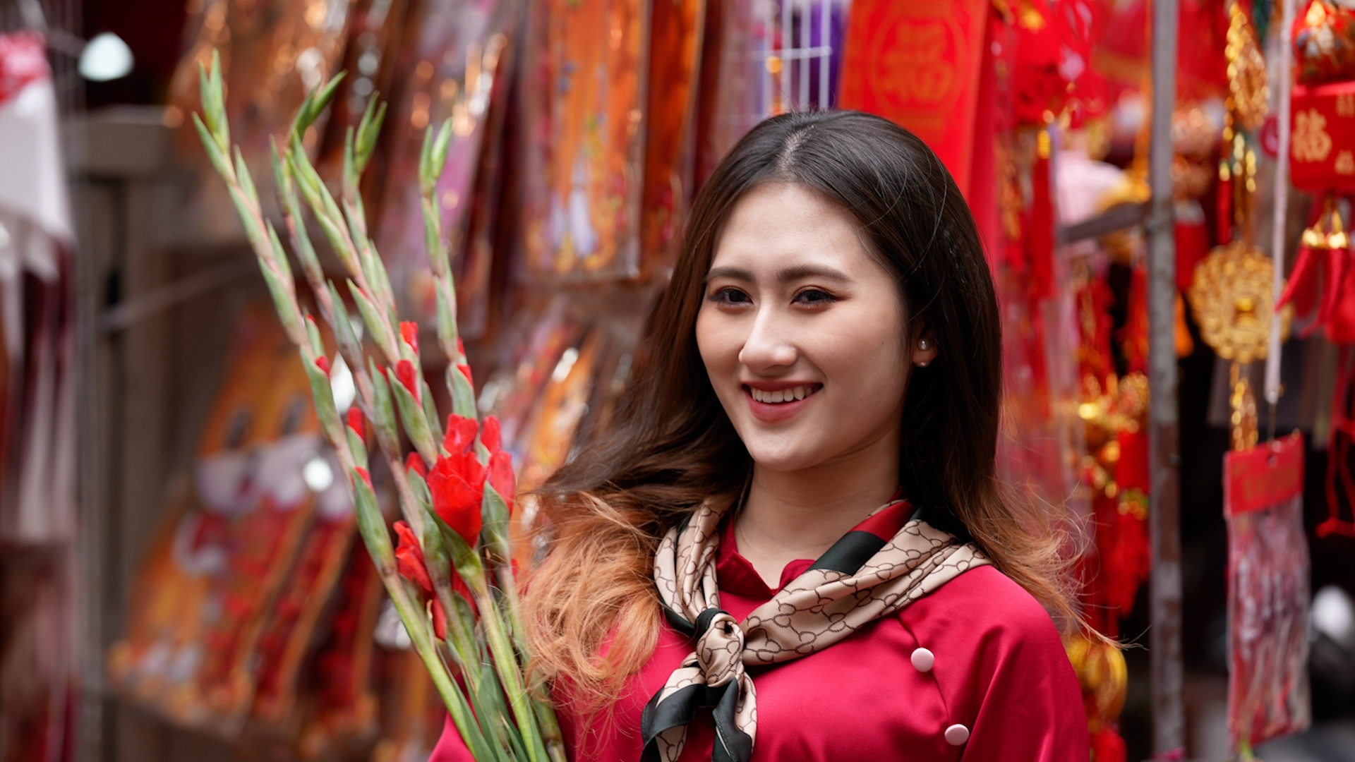 Nguoi Ha Noi chen chuc chup hinh o cho hoa Hang Luoc hinh anh