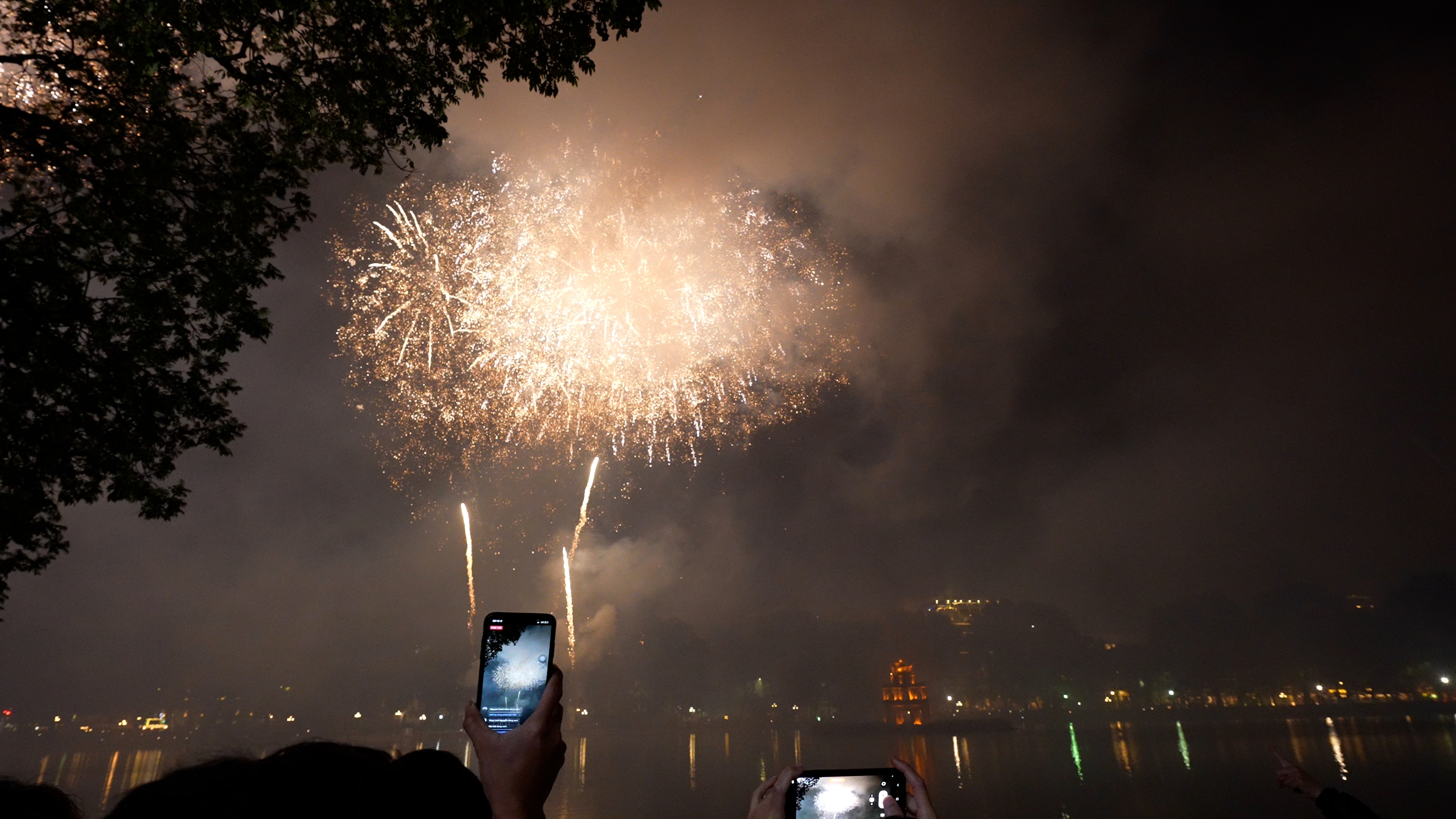 Phao hoa ruc sang bau troi Ha Noi dem giao thua hinh anh